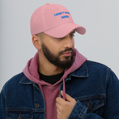 I Don't Work Here" Dad Hat - A Playful and Witty Statement Cap