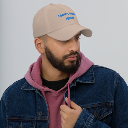 I Don't Work Here" Dad Hat - A Playful and Witty Statement Cap